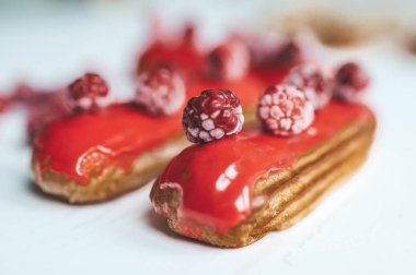 Beyaz arka planda farklı Eclairs