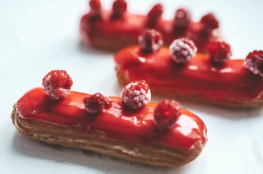 Beyaz arka planda farklı Eclairs