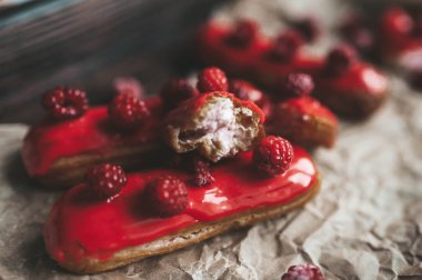 Beyaz arka planda farklı Eclairs