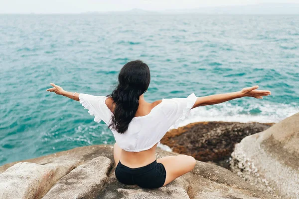 Giovane donna che fa yoga sulle pietre — Foto Stock