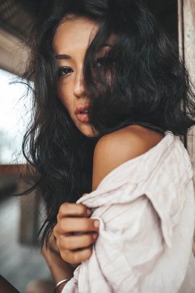 Retrato de moda de jovem mulher vestindo camisa sentada no buraco da janela no café — Fotografia de Stock