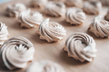 Parşömen kağıt üzerinde ev yapımı marshmallow.