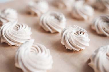 Parşömen kağıt üzerinde ev yapımı marshmallow.