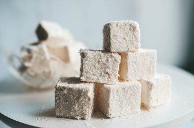 Beyaz arka plan üzerine hindistan cevizi serpme ile ev yapımı şeker kuş sütü