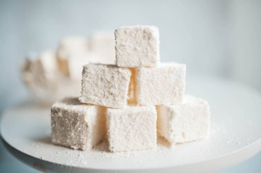 Beyaz arka plan üzerine hindistan cevizi serpme ile ev yapımı şeker kuş sütü