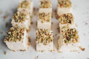 Beyaz arka plan üzerinde çeşitli ev yapımı şeker kuş sütü