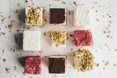 Beyaz arka plan üzerinde çeşitli ev yapımı şeker kuş sütü