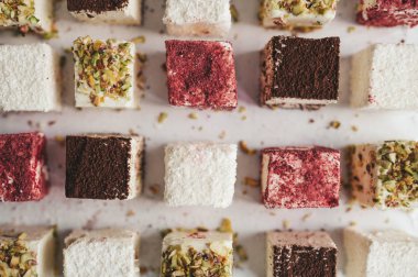 Beyaz arka plan üzerinde çeşitli ev yapımı şeker kuş sütü