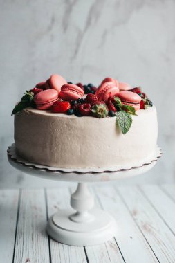 Kek macaroons ve çilek ile dekore