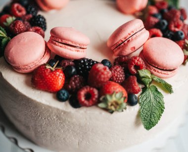 Kek macaroons ve çilek ile dekore