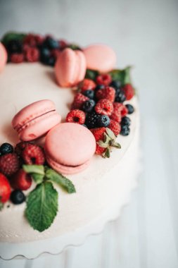 Kek macaroons ve çilek ile dekore