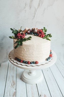 Meyve ve çilek ile dekore kek