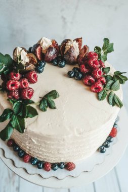 Meyve ve çilek ile dekore kek