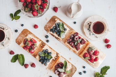 Çay bardağı ile Klasik Napolyon kek.