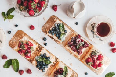 Çay bardağı ile Klasik Napolyon kek.