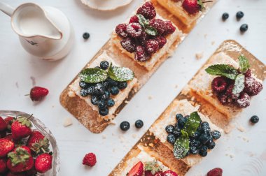 Çay bardağı ile Klasik Napolyon kek.