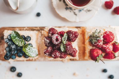 Çay bardağı ile Klasik Napolyon kek.