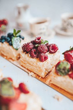 Çay bardağı ile Klasik Napolyon kek.