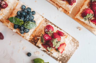 Çay bardağı ile Klasik Napolyon kek.