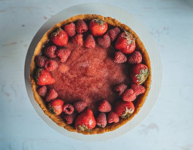 Cheesecake taze çilek ile dekore edilmiş