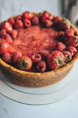 Cheesecake taze çilek ile dekore edilmiş