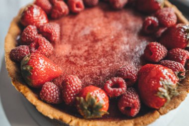 Cheesecake taze çilek ile dekore edilmiş