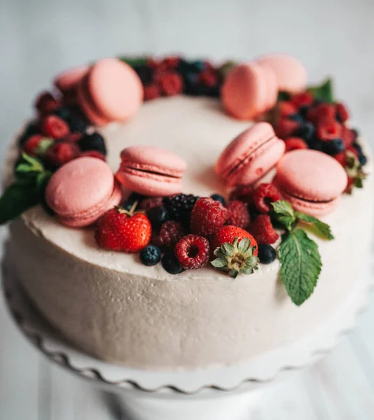 Bolo decorado com macaroons e bagas — Fotografia de Stock