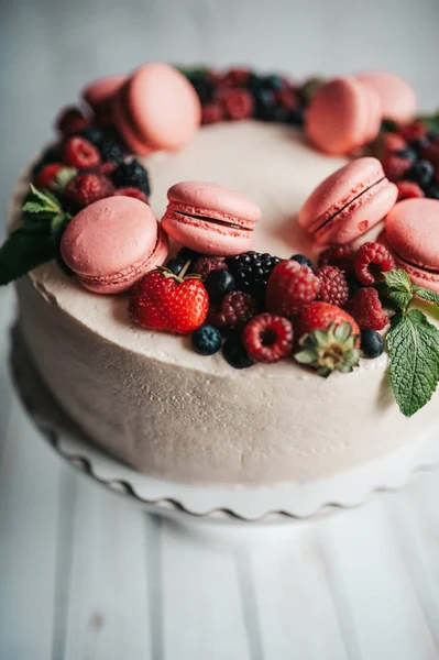 Tårta dekorerad med mandelbiskvier och bär — Stockfoto