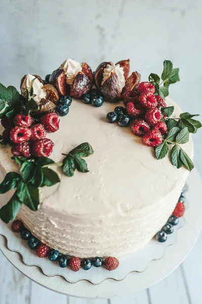 Meyve ve çilek ile dekore kek