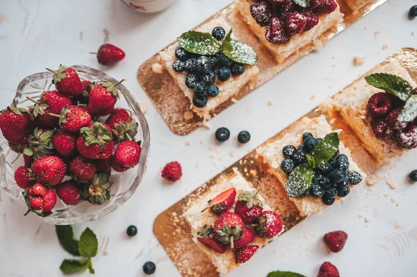 Çay bardağı ile Klasik Napolyon kek.