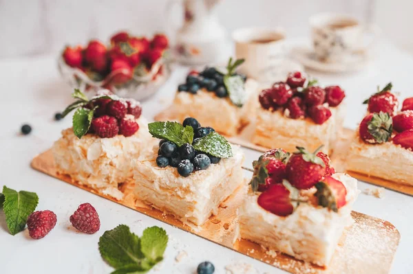 Bolo clássico de Napoleão com xícaras de chá . — Fotografia de Stock