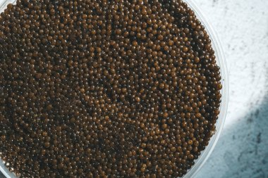 Beyaz arka plan üzerinde kutu mersin balığı siyah havyar