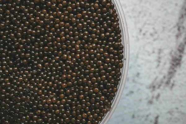 Caviar noir d'esturgeon en boîte sur fond blanc — Photo