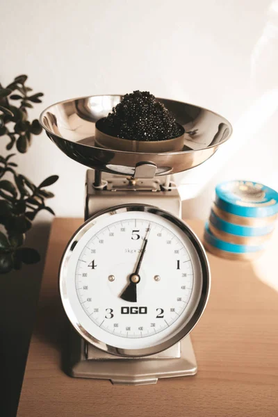 Esturión caviar negro en lata en escamas mecánicas —  Fotos de Stock
