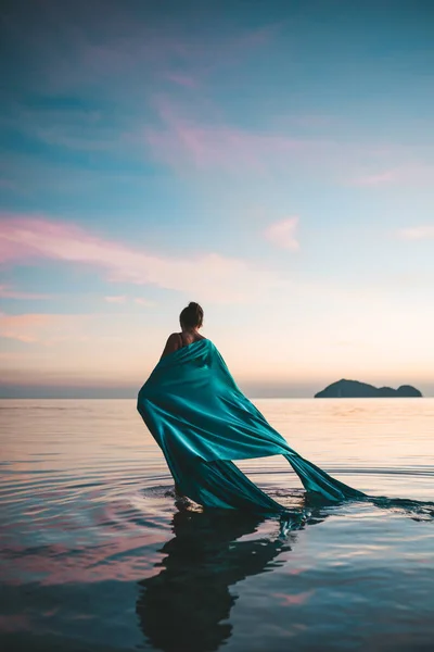 Happy Woman Fiber Walking Sunset Beach — Stock Photo, Image