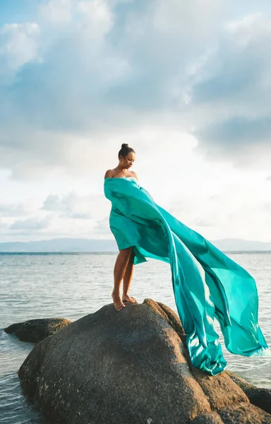Donna Felice Con Fibra Passeggiando Sulla Spiaggia Tramonto — Foto Stock