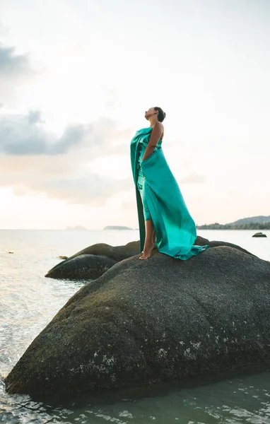 Donna Felice Con Fibra Passeggiando Sulla Spiaggia Tramonto — Foto Stock