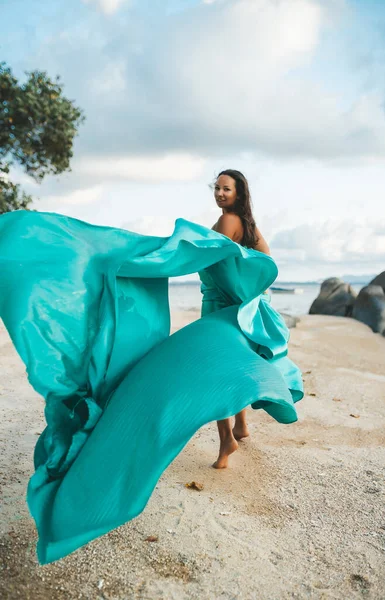 Donna Felice Con Fibra Passeggiando Sulla Spiaggia Tramonto — Foto Stock