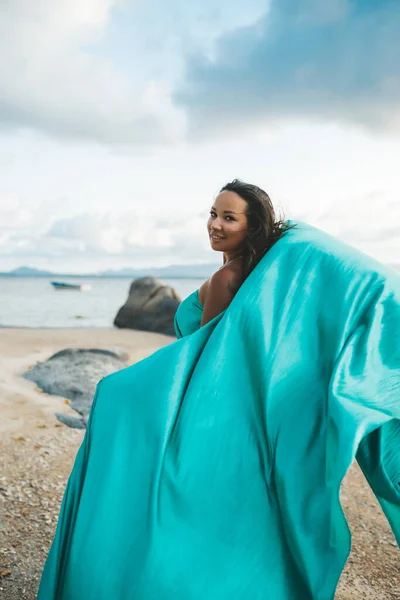Mutlu Kadın Elyaf Ile Gün Batımında Sahilde Yürüyor — Stok fotoğraf