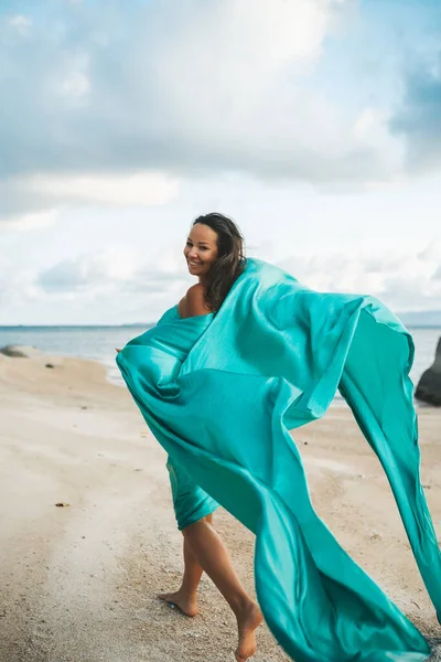 Mutlu Kadın Elyaf Ile Gün Batımında Sahilde Yürüyor — Stok fotoğraf