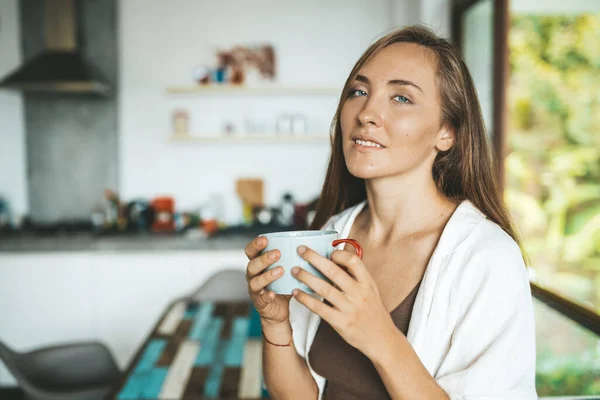 Glimlachende Vrouw Die Keuken Zit Koffie Drinkt — Stockfoto
