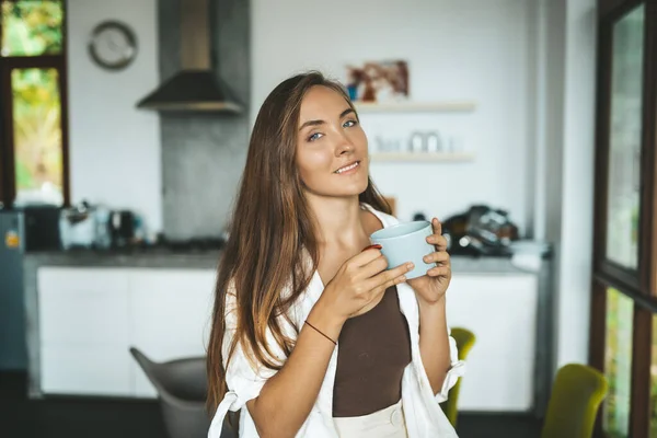 Glimlachende Vrouw Die Keuken Zit Koffie Drinkt — Stockfoto