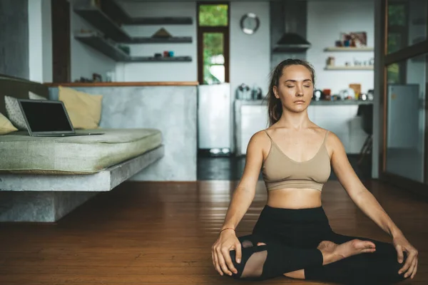Žena Cvičí Domácí Jógu Meditace Koncept Životního Stylu — Stock fotografie