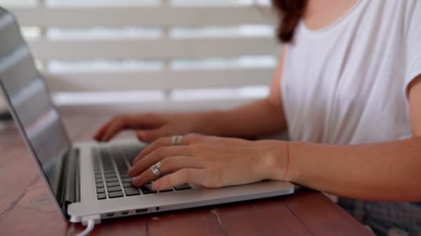 Weibliche Hände von Geschäftsfrau tippen auf Laptop-Tastatur — Stockvideo