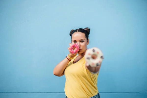 Щасливий Портрет Дівчини Жовтій Футболці Їсть Пончики Синій Стіні — стокове фото