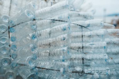Bir sürü plastik şişe toplanıyor.