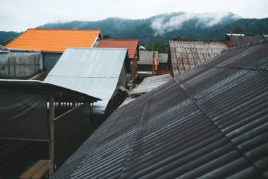 Eski şehir Koh Lnata 'daki Çin caddesinde çatı evleri, Tayland Bulutlu Günü