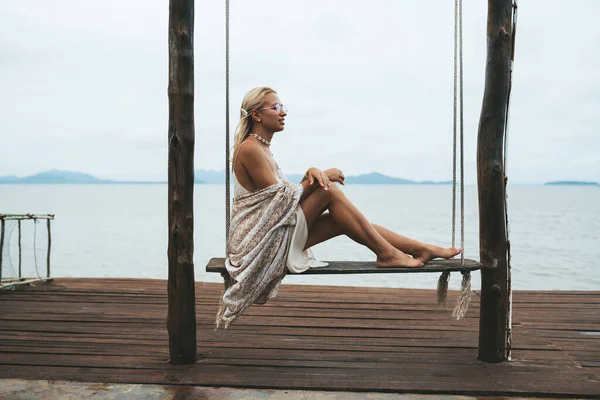 Donna Stile Boho Vestito Seduto Mare Caffè Nel Centro Storico — Foto Stock