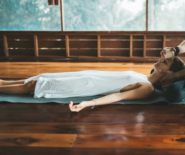 Massagista fazendo massagem rosto feminino com bola de borracha . — Fotografia de Stock