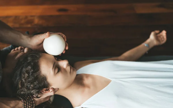 Masseur tun massage weiblich gesicht mit gummiball. — Stockfoto